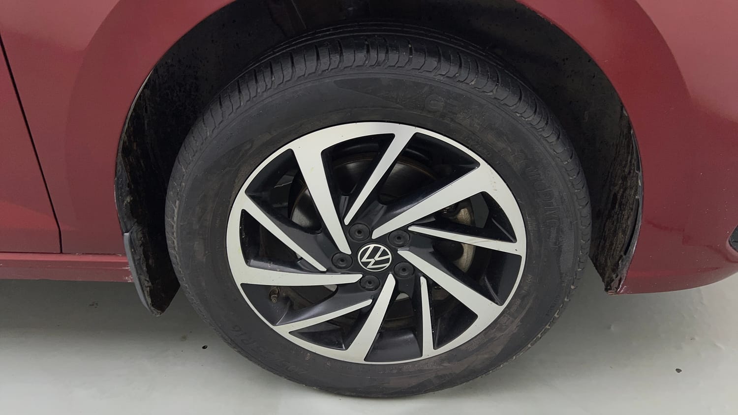 Used 2023 Volkswagen Virtus Topline 1.0 TSI MT Petrol Manual tyres RIGHT FRONT TYRE RIM VIEW