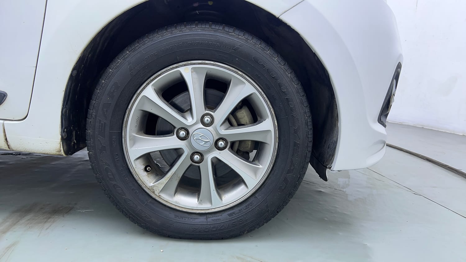 Used 2016 Hyundai Grand i10 Asta 1.2 Kappa VTVT Petrol Manual tyres RIGHT FRONT TYRE RIM VIEW