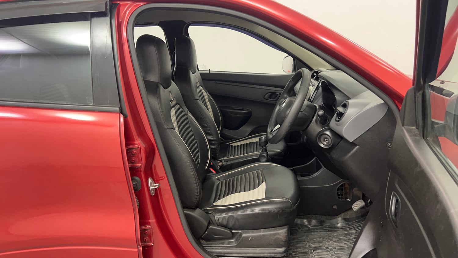 Used 2018 Renault Kwid 1.0 RXT Petrol Manual interior RIGHT SIDE FRONT DOOR CABIN VIEW