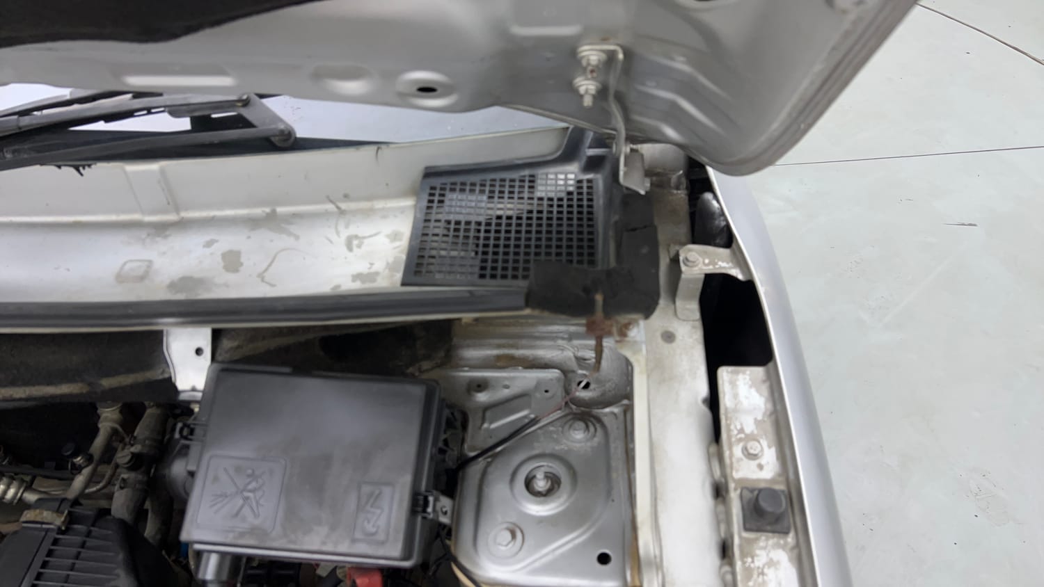 Used 2018 Renault Kwid RXE Petrol Manual engine ENGINE LEFT SIDE HINGE & APRON VIEW