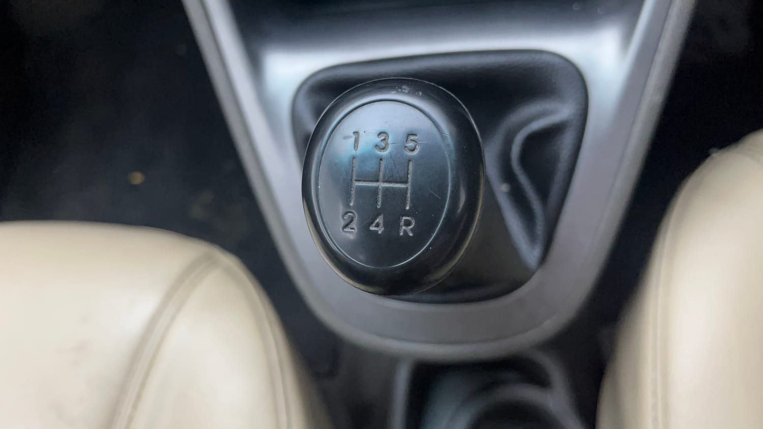 Used 2013 Hyundai i10 Era 1.1 iRDE2 Petrol Manual interior GEAR  KNOB VIEW