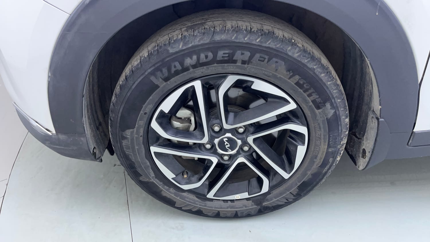 Used 2022 Kia Carens Luxury 1.4 Petrol 7 STR Petrol Manual tyres LEFT FRONT TYRE RIM VIEW