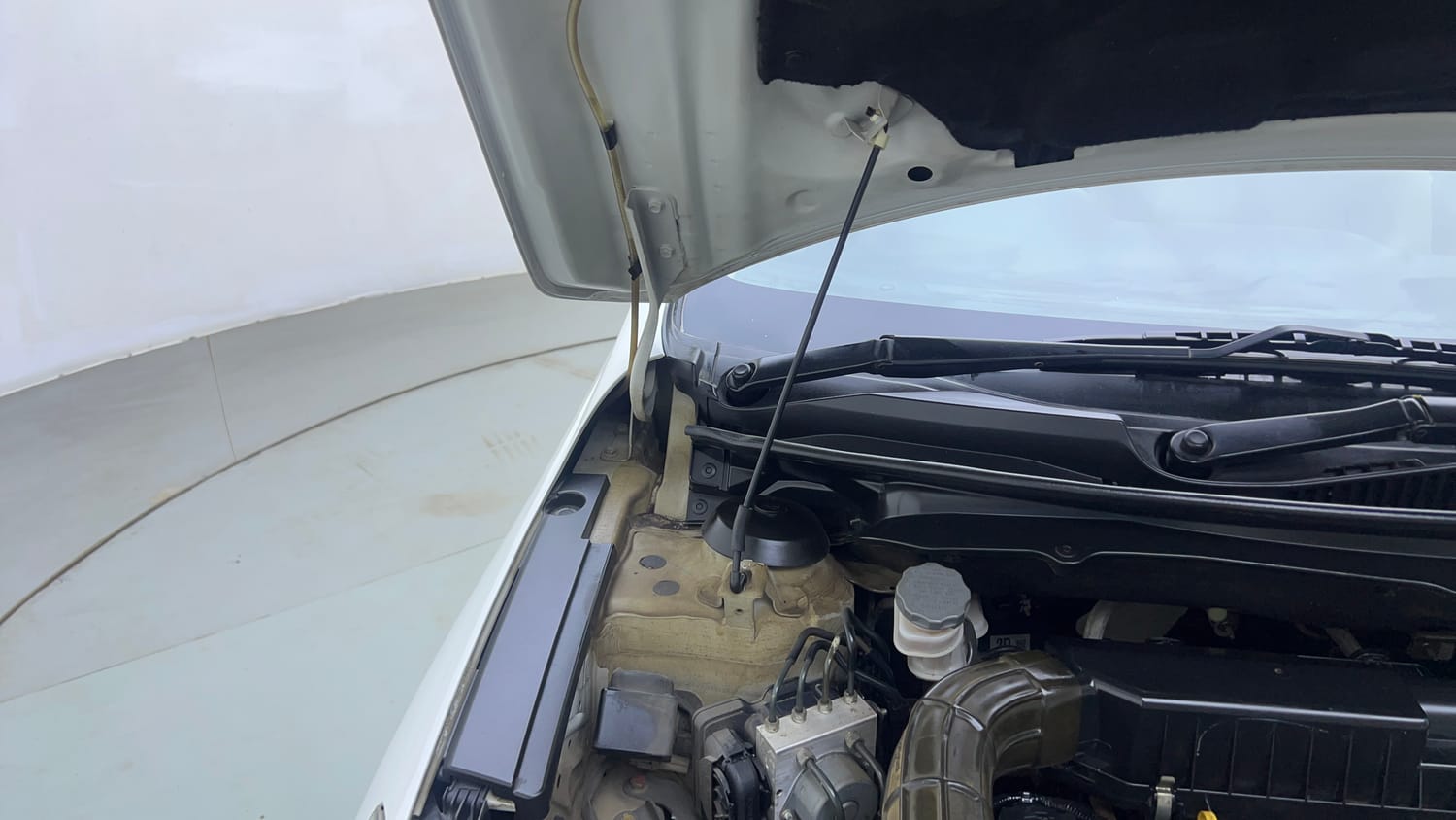 Used 2022 Maruti Suzuki Ciaz Zeta 1.5 AT Petrol Automatic engine ENGINE RIGHT SIDE HINGE & APRON VIEW