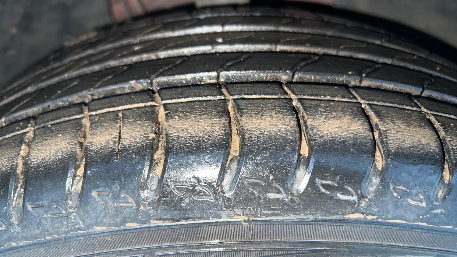 Used 2023 Volkswagen Taigun Topline 1.0 TSI AT Petrol Automatic tyres RIGHT FRONT TYRE TREAD VIEW