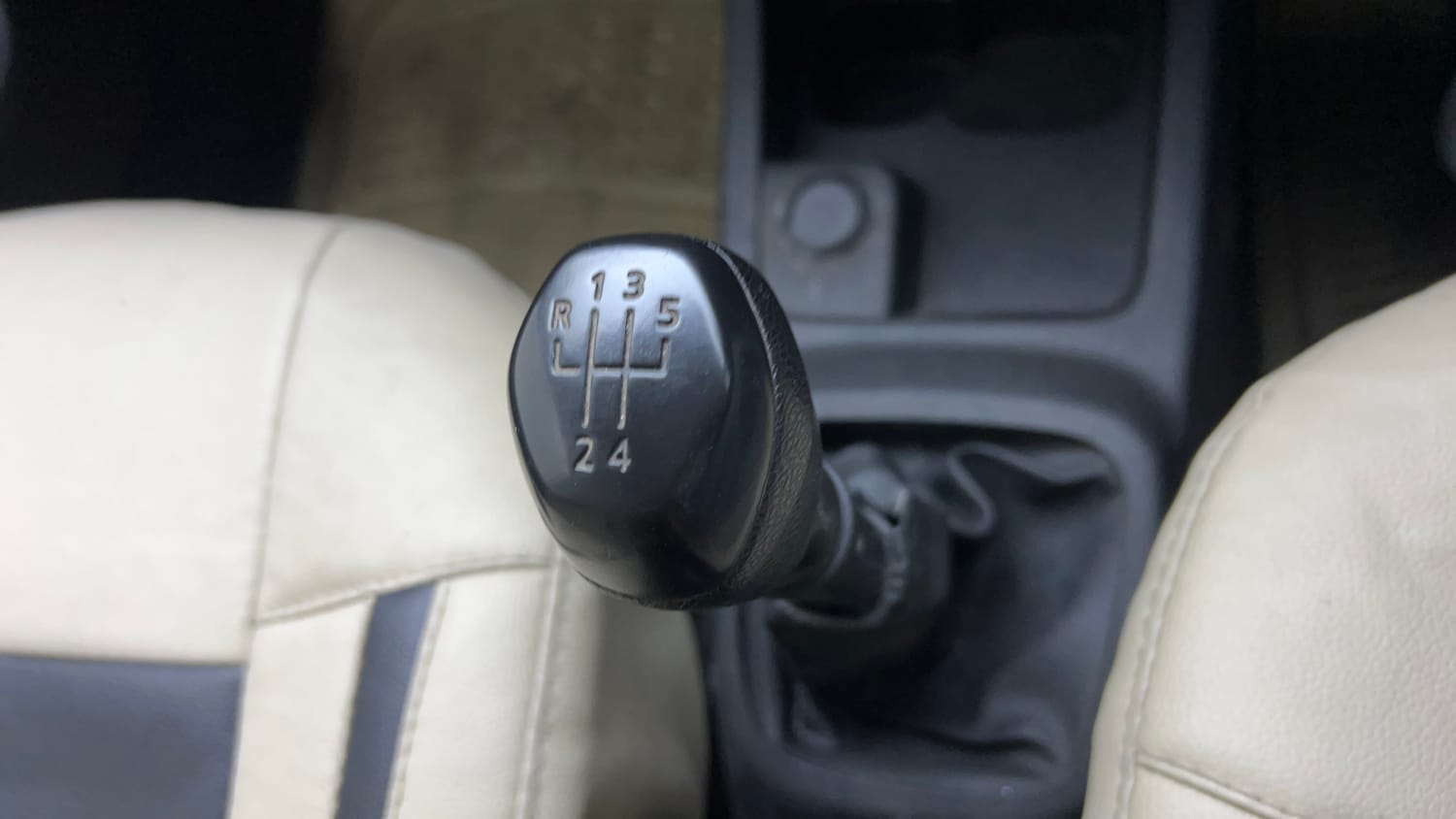 Used 2018 Renault Kwid RXE Petrol Manual interior GEAR  KNOB VIEW