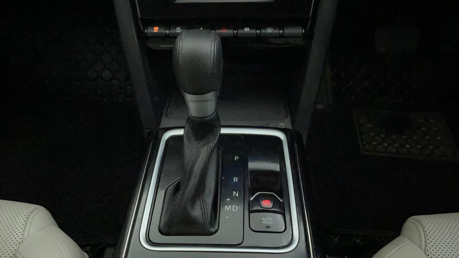 Used 2025 Mahindra XUV700 AX7 Luxury Pack Petrol AT 7 STR Petrol Automatic interior GEAR  KNOB VIEW