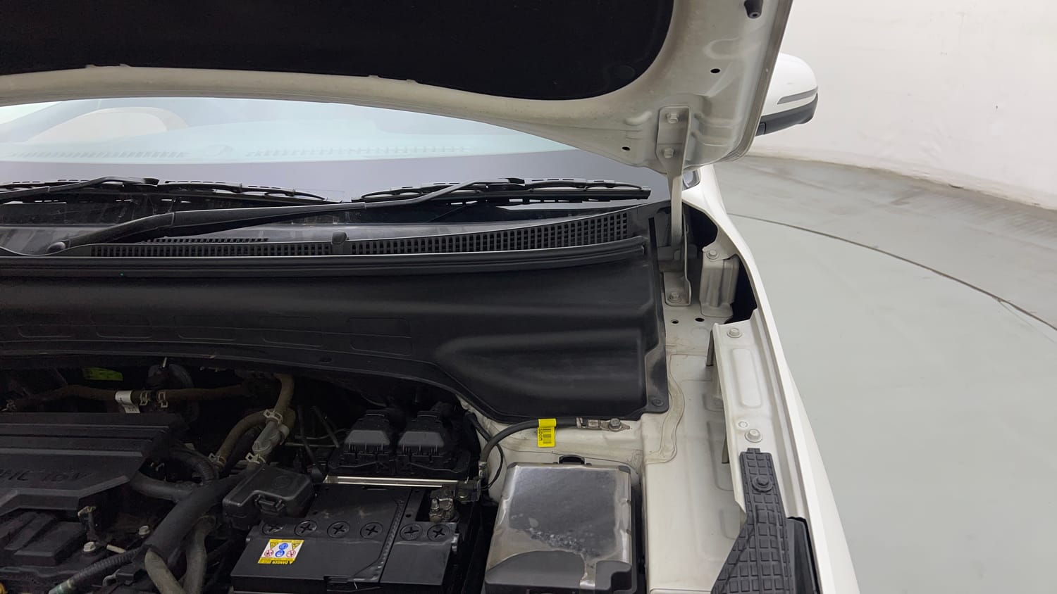Used 2021 Hyundai Alcazar Signature (O) 6 STR 2.0 Petrol AT Petrol Automatic engine ENGINE LEFT SIDE HINGE & APRON VIEW