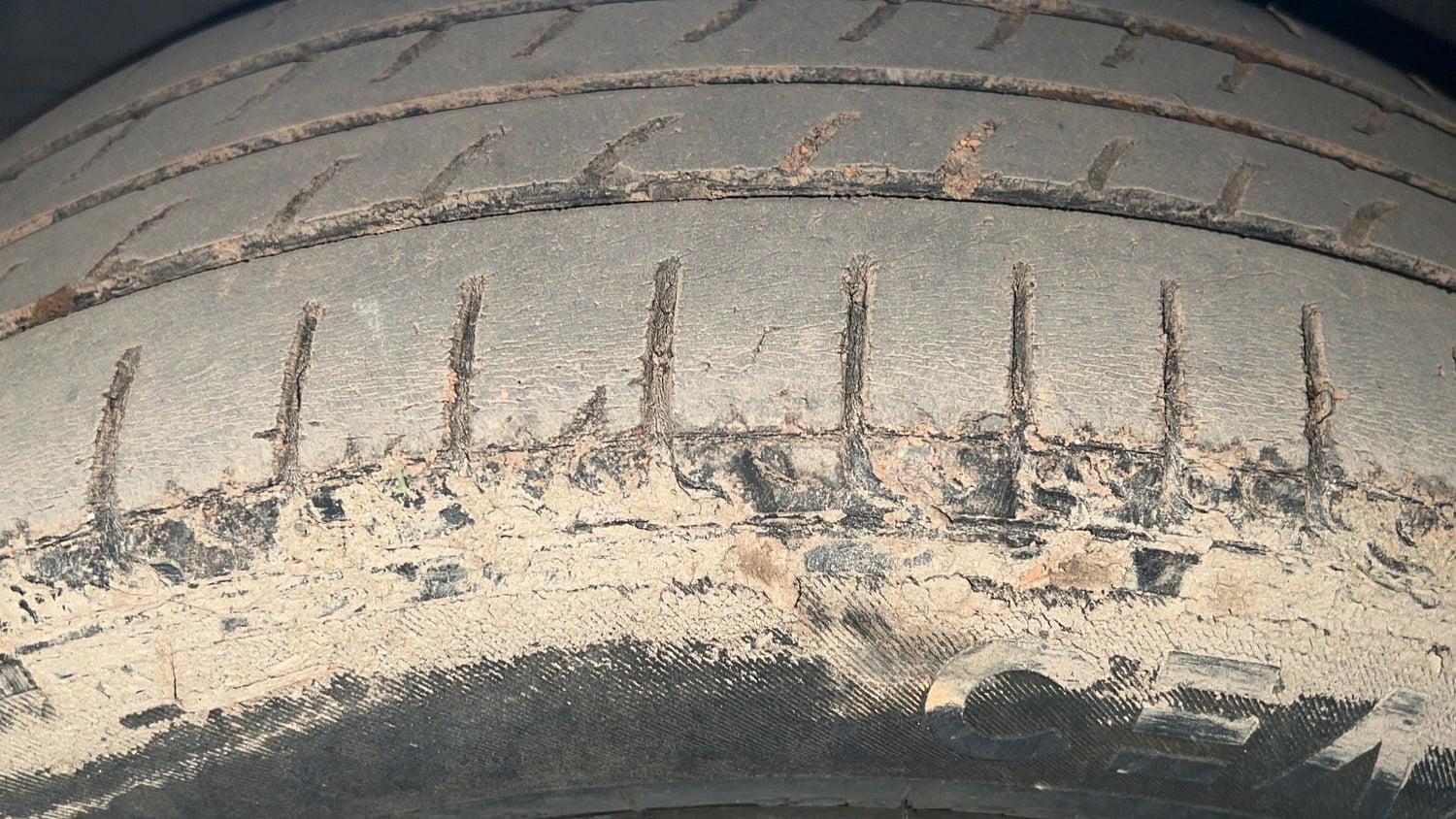 Used 2013 Maruti Suzuki Ertiga Vxi Petrol Manual tyres LEFT FRONT TYRE TREAD VIEW