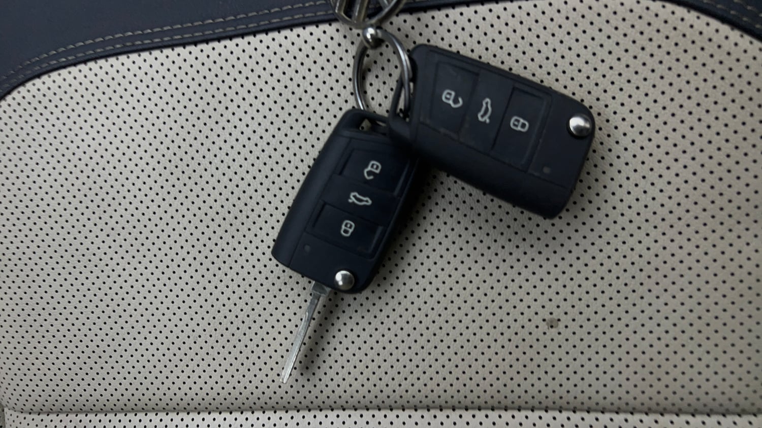 Used 2023 Volkswagen Virtus Topline 1.0 TSI MT Petrol Manual extra CAR KEY VIEW