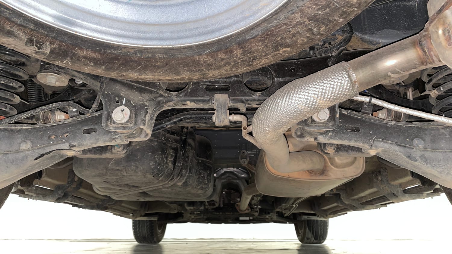 Used 2025 Mahindra XUV700 AX7 Luxury Pack Petrol AT 7 STR Petrol Automatic extra REAR UNDERBODY VIEW (TAKEN FROM REAR)