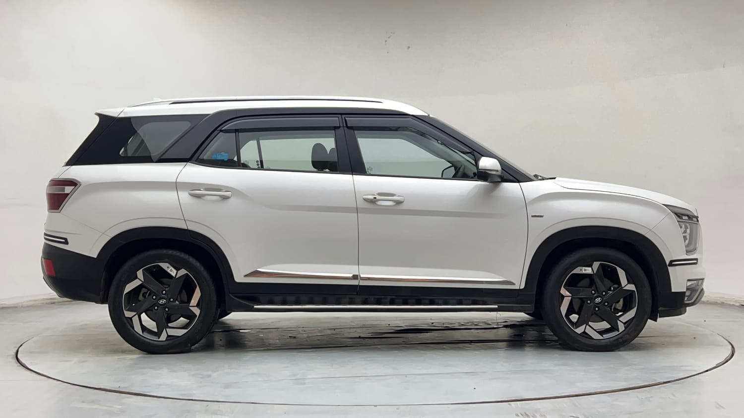 Used 2021 Hyundai Alcazar Signature (O) 6 STR 2.0 Petrol AT Petrol Automatic exterior RIGHT SIDE VIEW