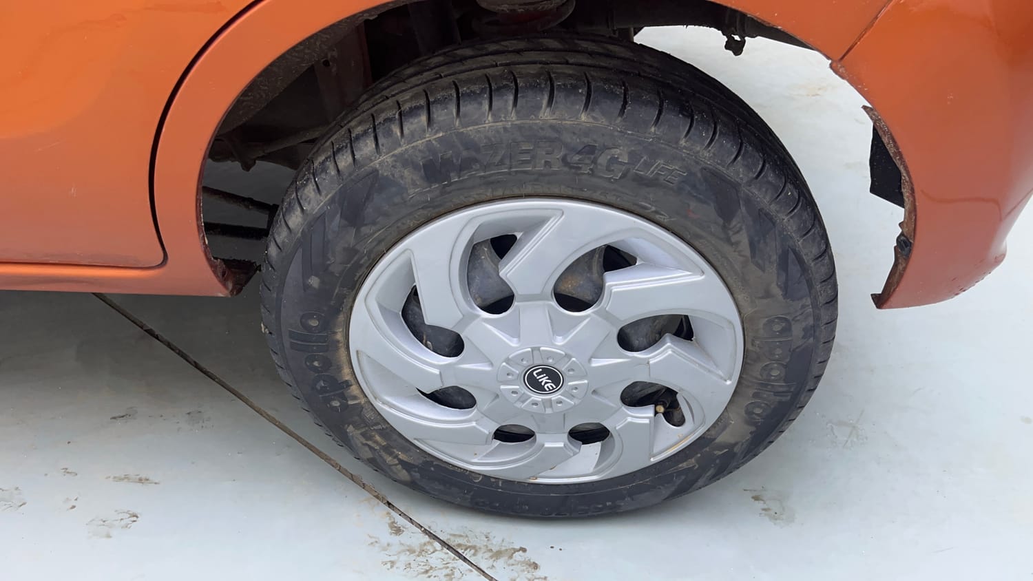 Used 2015 Maruti Suzuki Alto K10 VXi AMT Petrol Automatic tyres LEFT REAR TYRE RIM VIEW