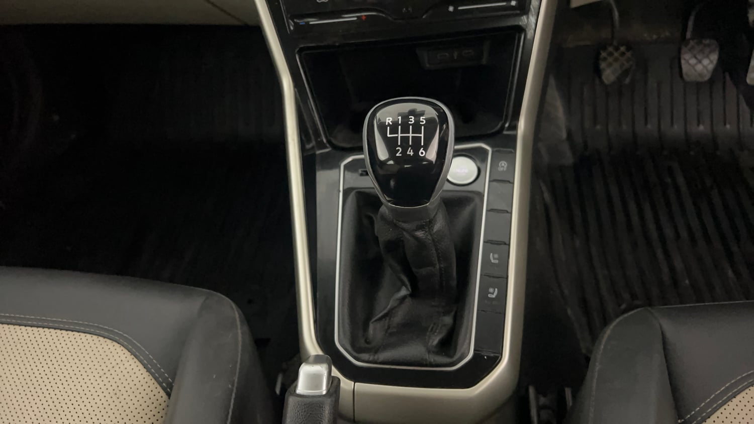 Used 2023 Volkswagen Virtus Topline 1.0 TSI MT Petrol Manual interior GEAR  KNOB VIEW