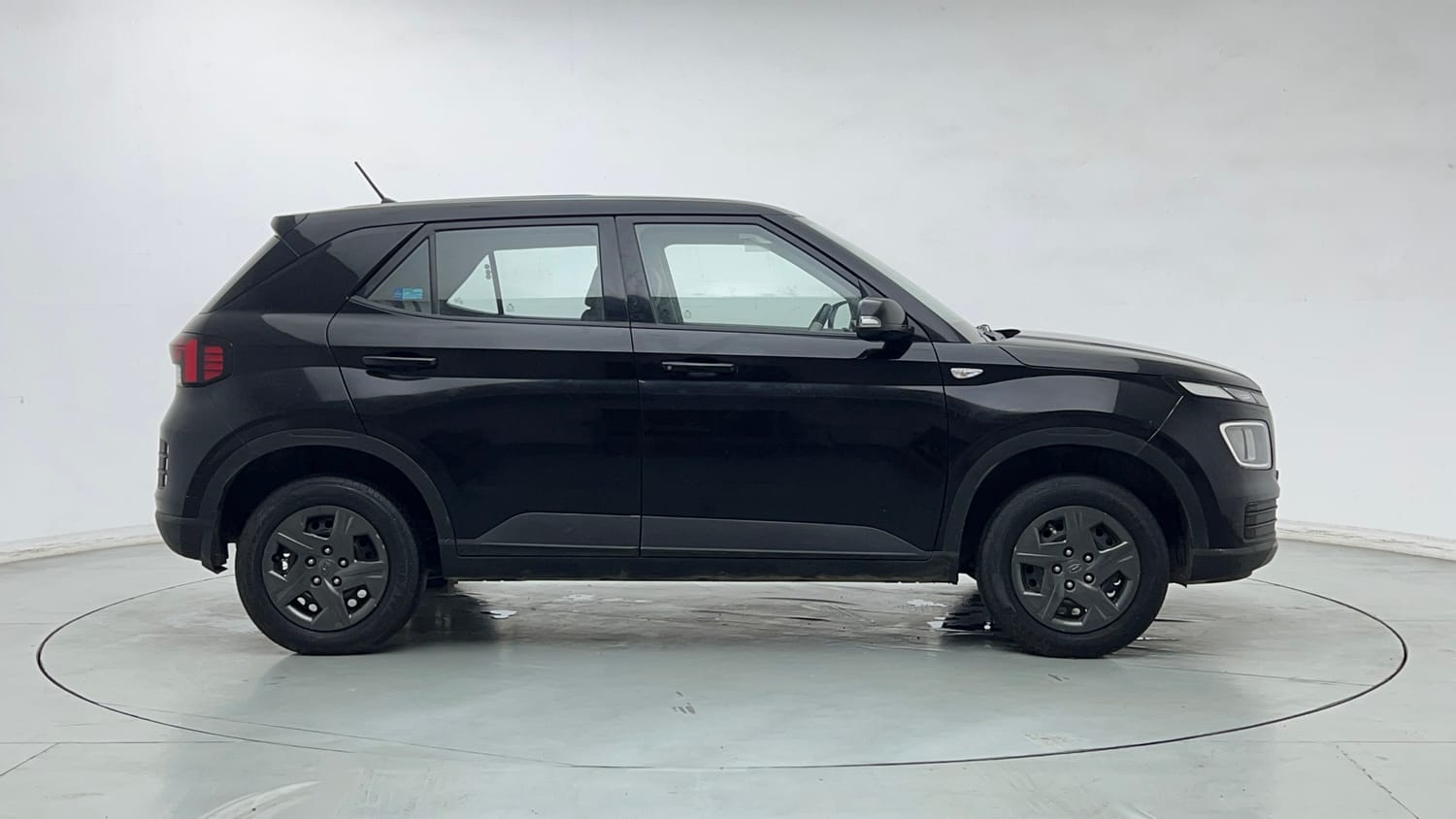 Used 2024 Hyundai Venue E 1.2 Petrol Petrol Manual exterior RIGHT SIDE VIEW
