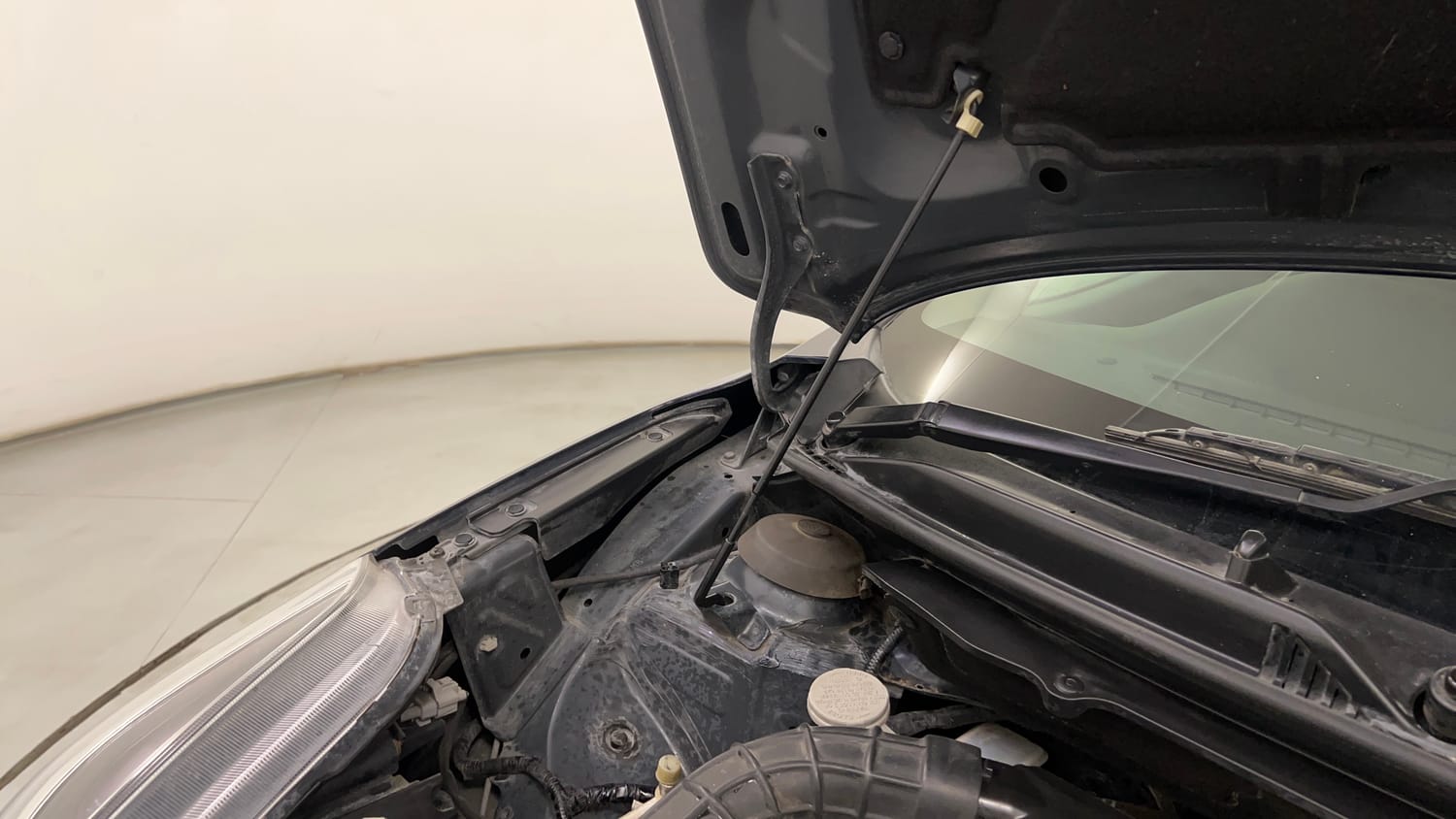 Used 2019 Toyota Glanza V Petrol Manual engine ENGINE RIGHT SIDE HINGE & APRON VIEW