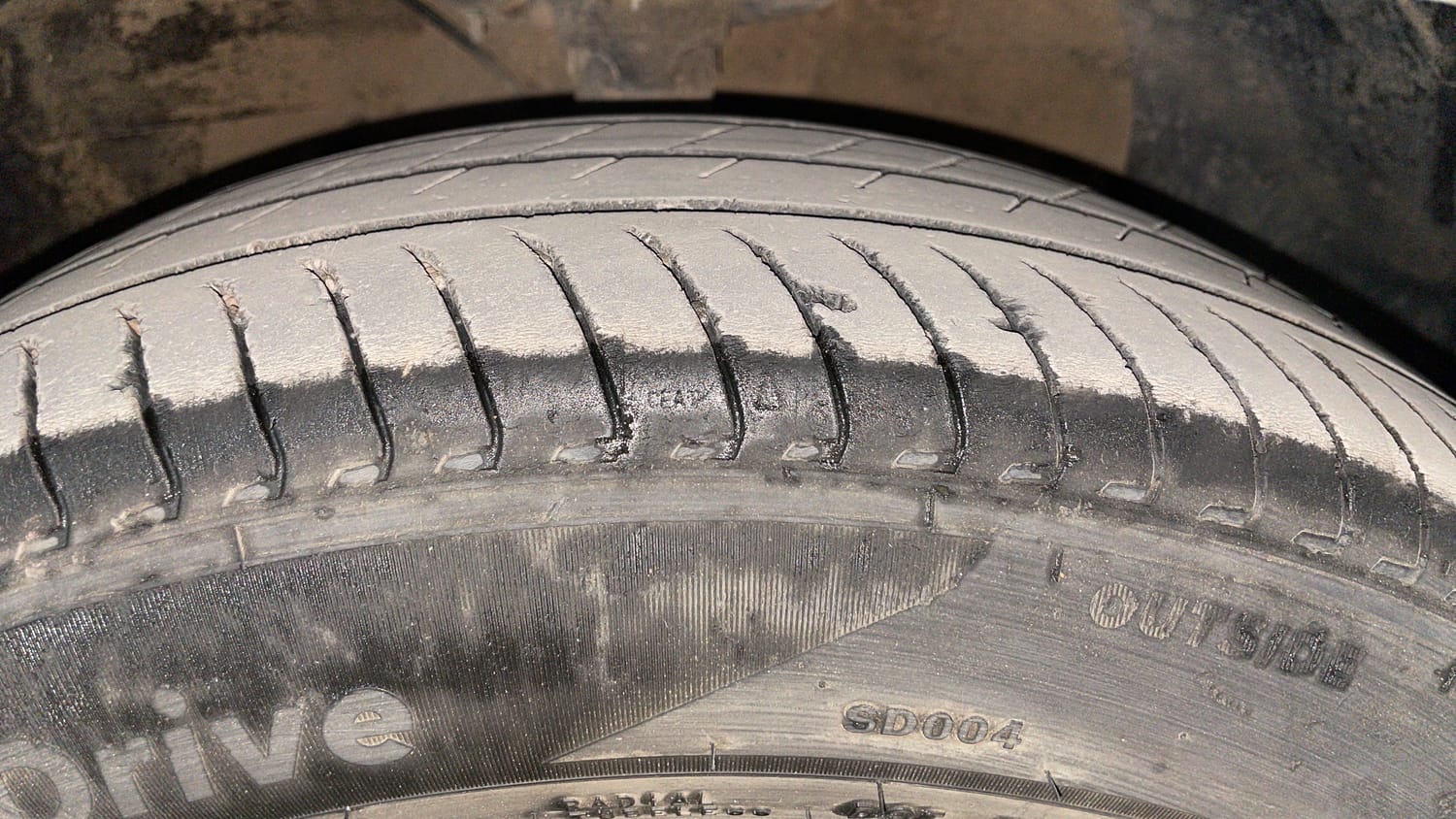 Used 2024 Hyundai Exter SX (O) 1.2 AMT Petrol Automatic tyres RIGHT FRONT TYRE TREAD VIEW