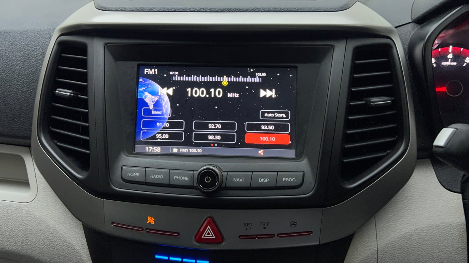 Used 2020 Mahindra XUV 300 1.2 W6 Petrol Manual top_features Integrated (in-dash) music system