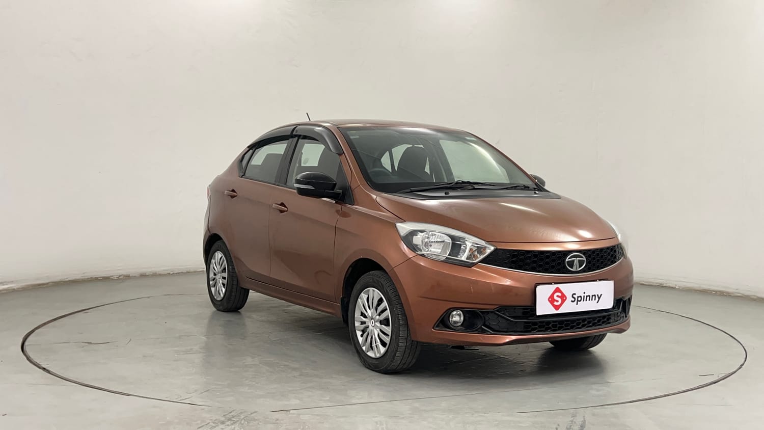 Used 2018 Tata Tigor Revotron XT Petrol + CNG (Outside Fitted) Cng Manual exterior RIGHT FRONT CORNER VIEW