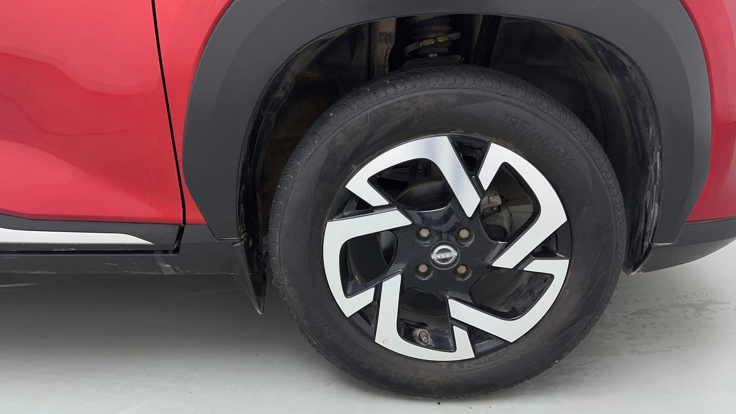 Used 2024 Nissan Magnite XV Petrol Manual tyres RIGHT FRONT TYRE RIM VIEW