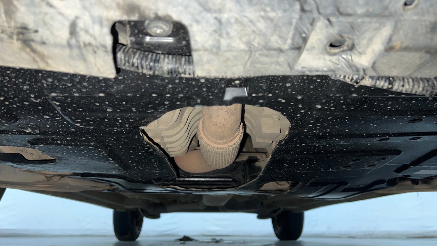 Used 2020 Mahindra XUV 300 1.2 W6 Petrol Manual extra FRONT LEFT UNDERBODY VIEW