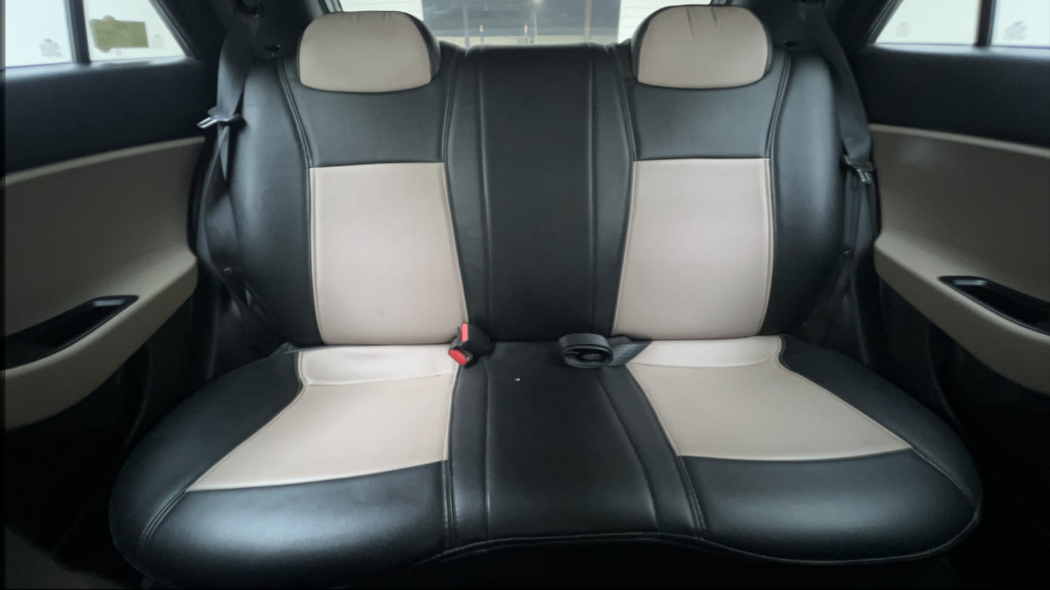 Used 2016 Hyundai Elite i20 Sportz 1.4 CRDI Diesel Manual interior REAR SEAT CONDITION VIEW