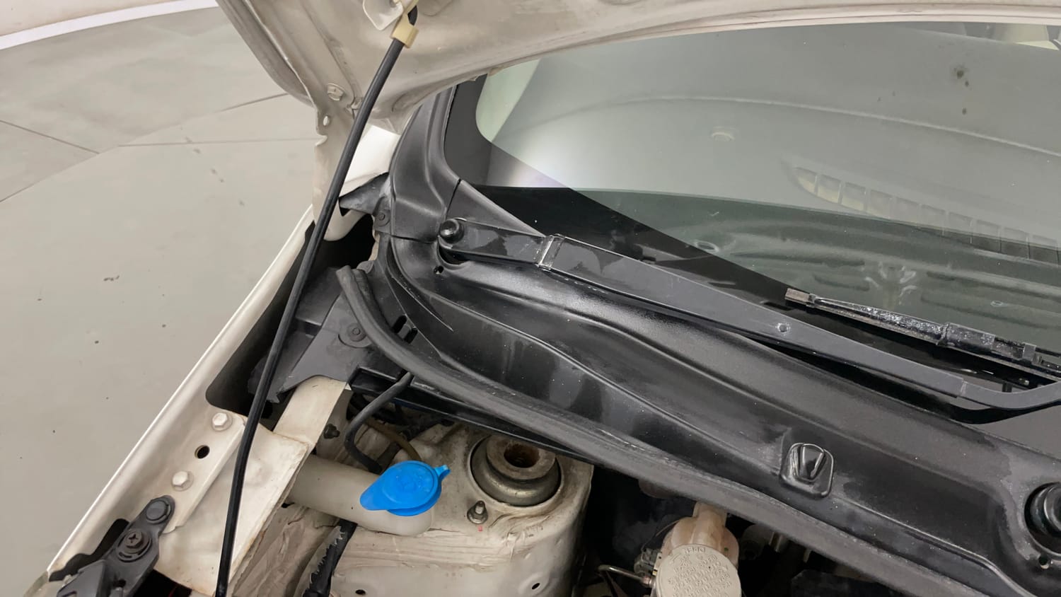 Used 2018 Maruti Suzuki Wagon R 1.0 VXI AMT Petrol Automatic engine ENGINE RIGHT SIDE HINGE & APRON VIEW