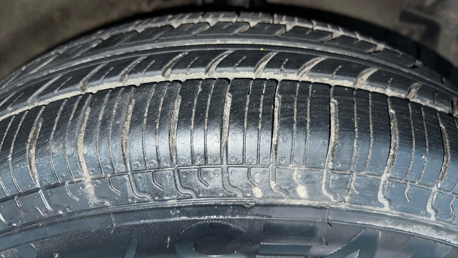 Used 2015 Maruti Suzuki Swift Dzire VXI Petrol Manual tyres RIGHT FRONT TYRE TREAD VIEW