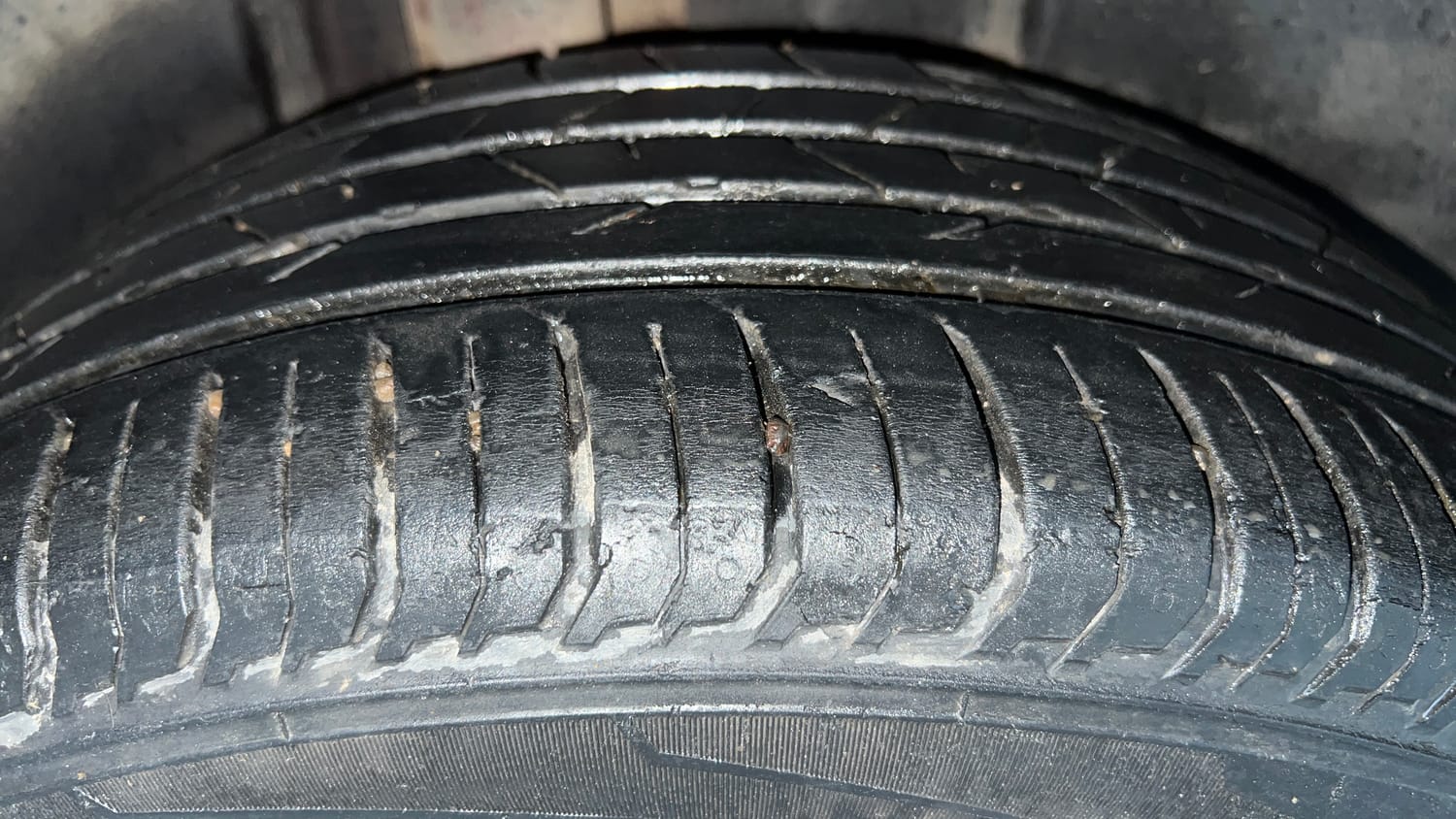 Used 2023 Volkswagen Virtus Topline 1.0 TSI MT Petrol Manual tyres RIGHT REAR TYRE TREAD VIEW