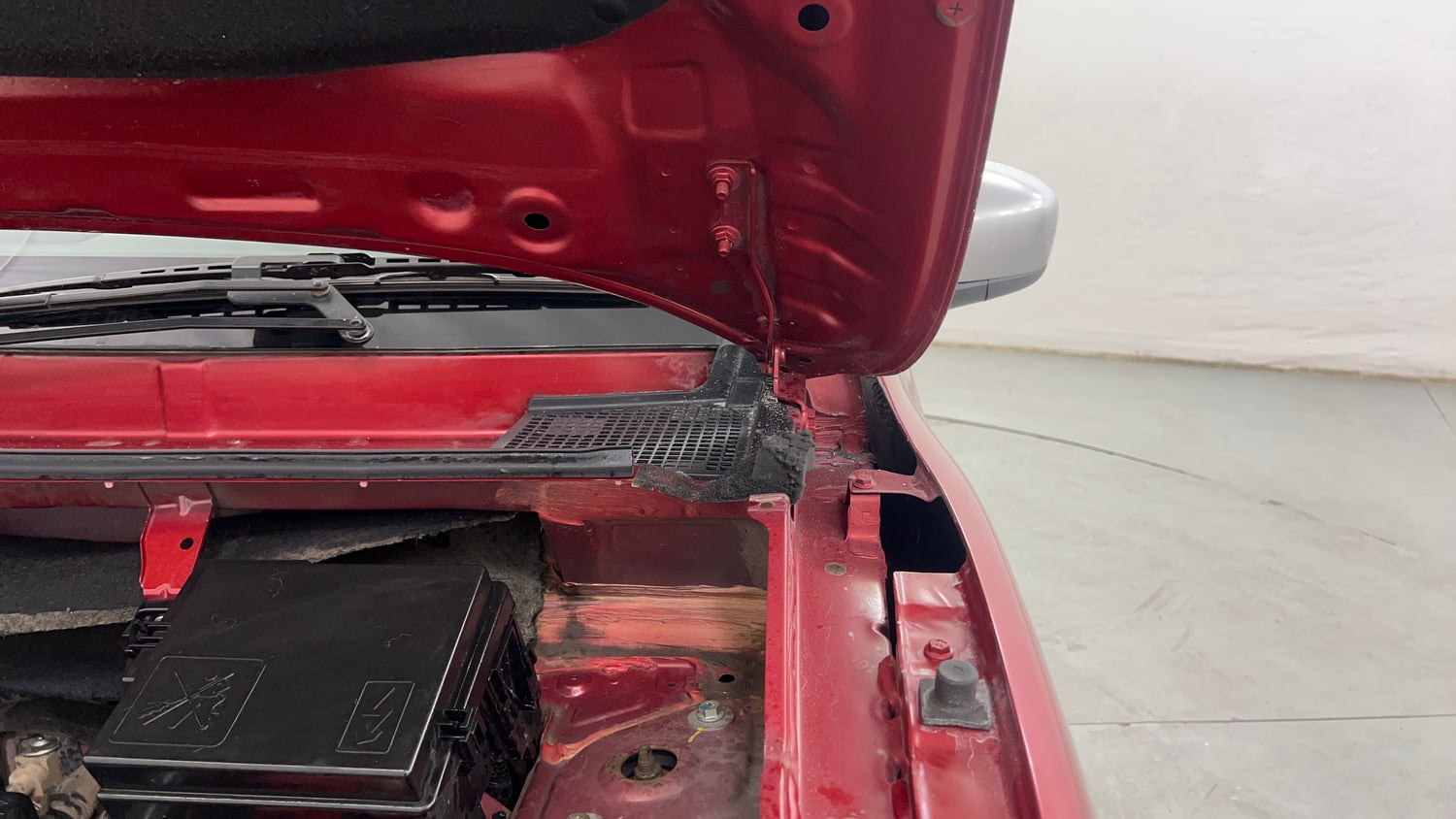 Used 2018 Renault Kwid 1.0 RXT Petrol Manual engine ENGINE LEFT SIDE HINGE & APRON VIEW