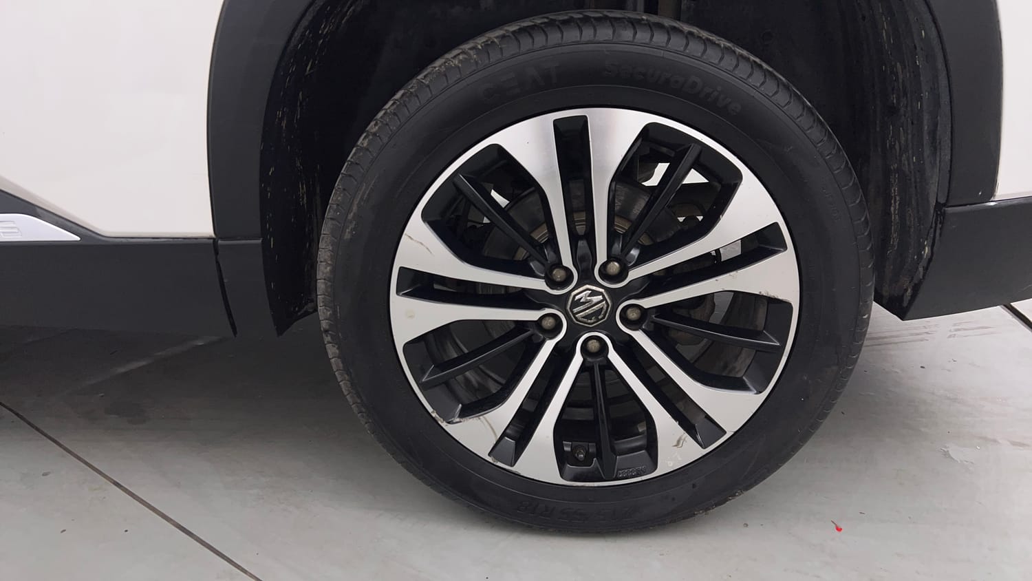 Used 2023 MG Motors Hector Plus Sharp 2.0 Diesel Turbo MT 6-STR Diesel Manual tyres LEFT REAR TYRE RIM VIEW