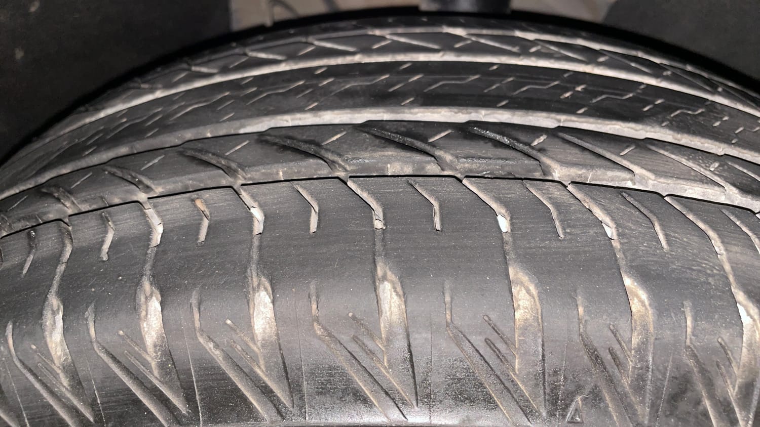 Used 2025 Mahindra XUV700 AX7 Luxury Pack Petrol AT 7 STR Petrol Automatic tyres RIGHT FRONT TYRE TREAD VIEW