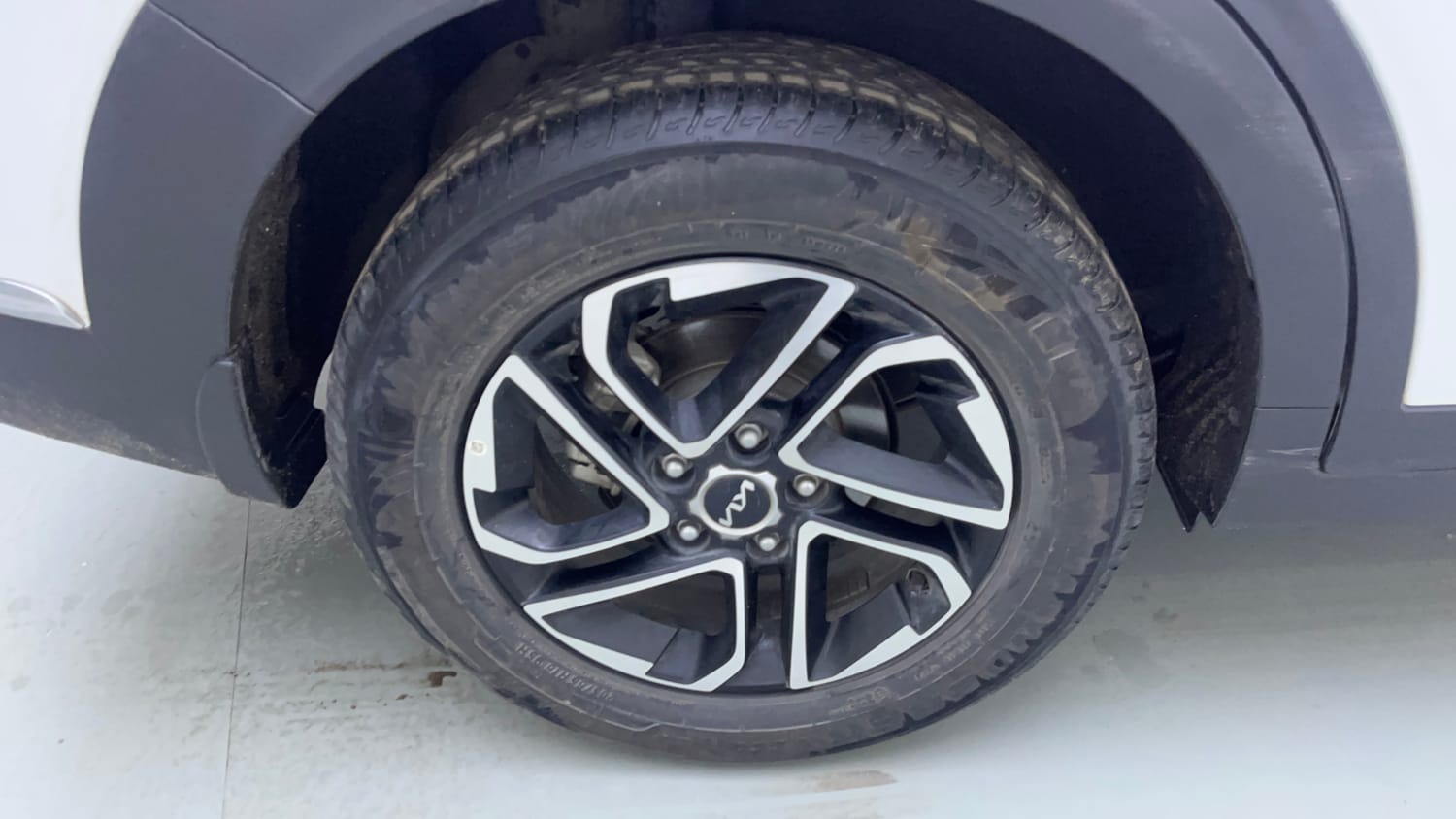 Used 2022 Kia Carens Luxury 1.4 Petrol 7 STR Petrol Manual tyres RIGHT REAR TYRE RIM VIEW