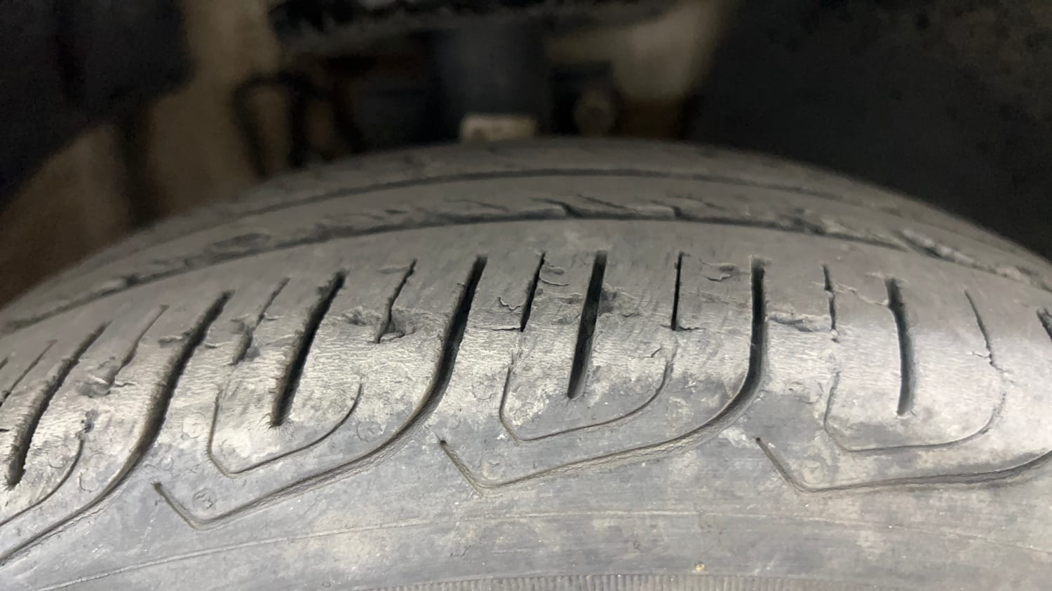Used 2015 Volkswagen Polo Highline1.2L (P) Petrol Manual tyres RIGHT FRONT TYRE TREAD VIEW