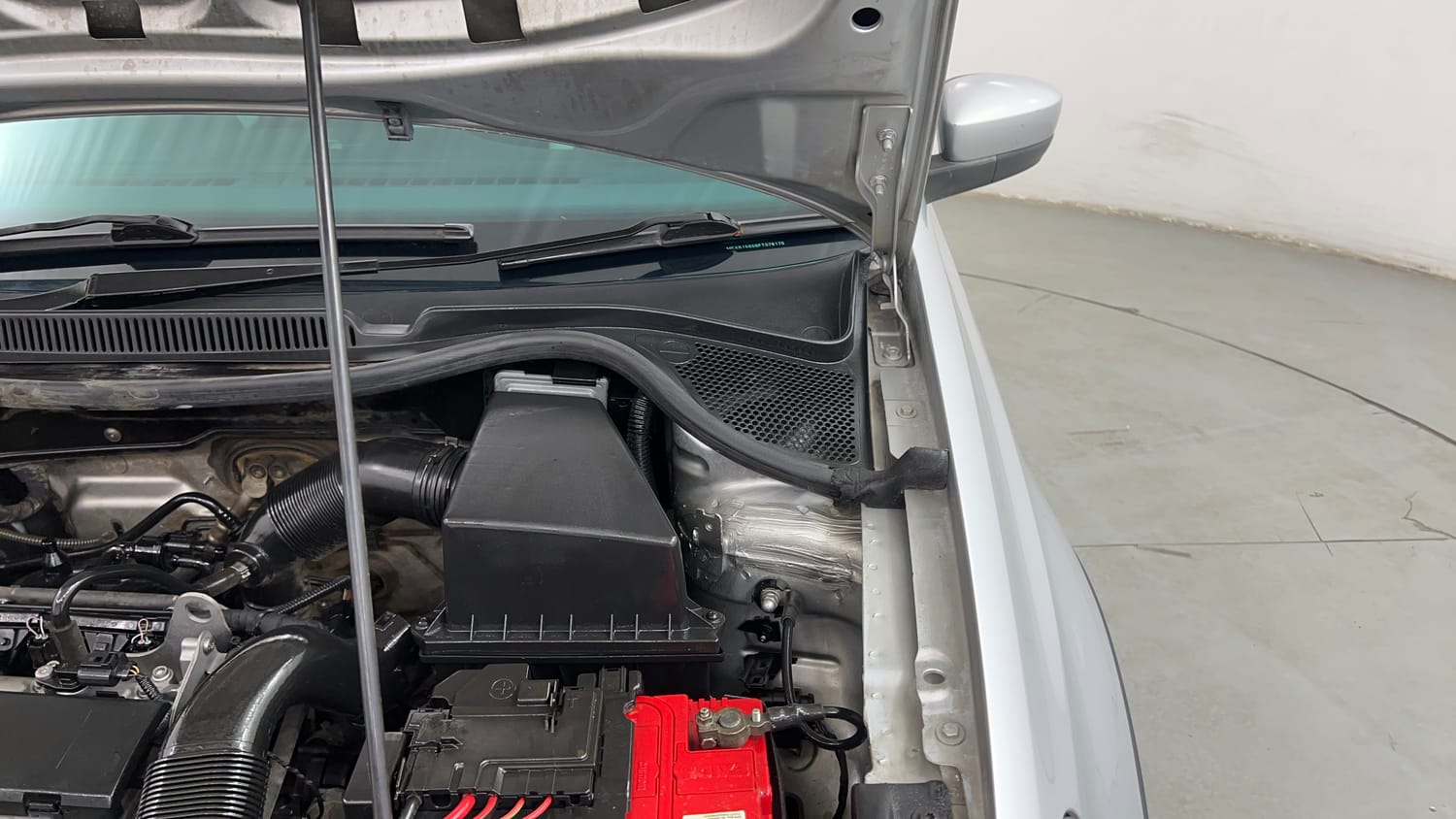 Used 2015 Volkswagen Polo Highline1.2L (P) Petrol Manual engine ENGINE LEFT SIDE HINGE & APRON VIEW