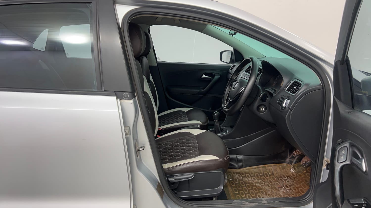 Used 2015 Volkswagen Polo Highline1.2L (P) Petrol Manual interior RIGHT SIDE FRONT DOOR CABIN VIEW