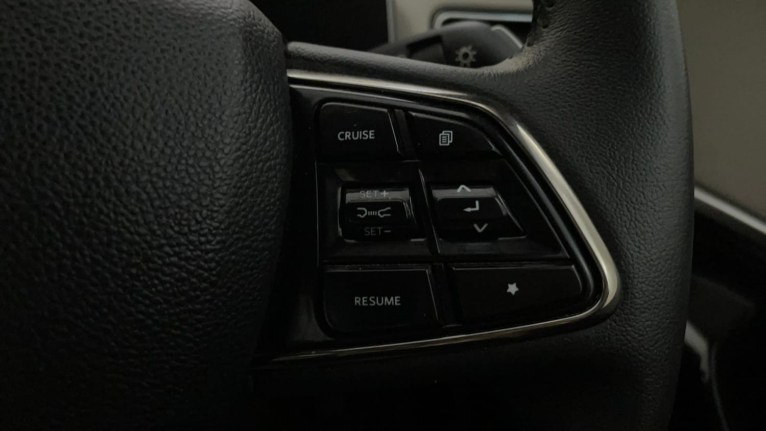 Used 2025 Mahindra XUV700 AX7 Luxury Pack Petrol AT 7 STR Petrol Automatic top_features Cruise control