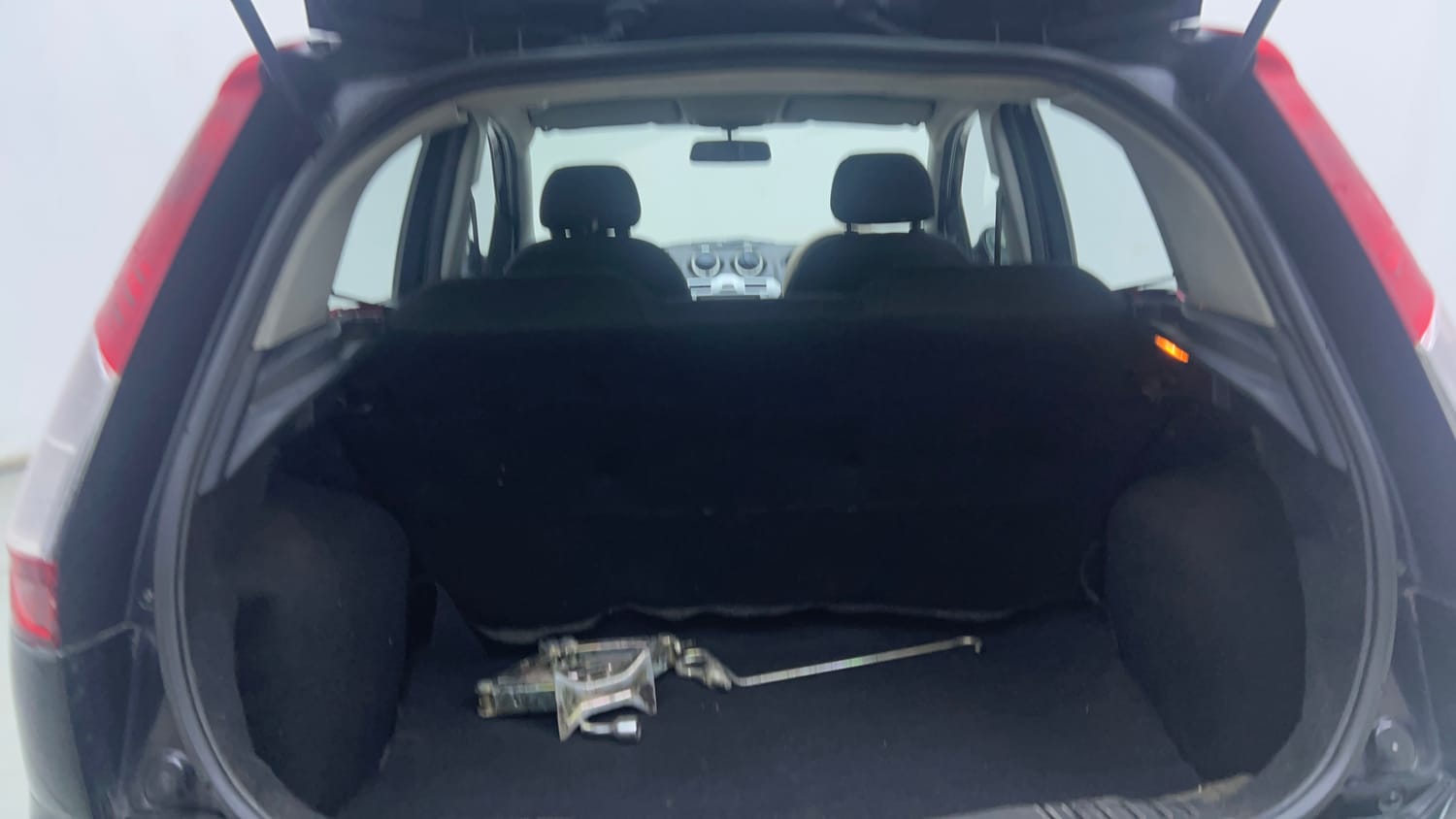 Used 2014 Ford Figo Duratorq Diesel ZXI 1.4 Diesel Manual interior DICKY INSIDE VIEW