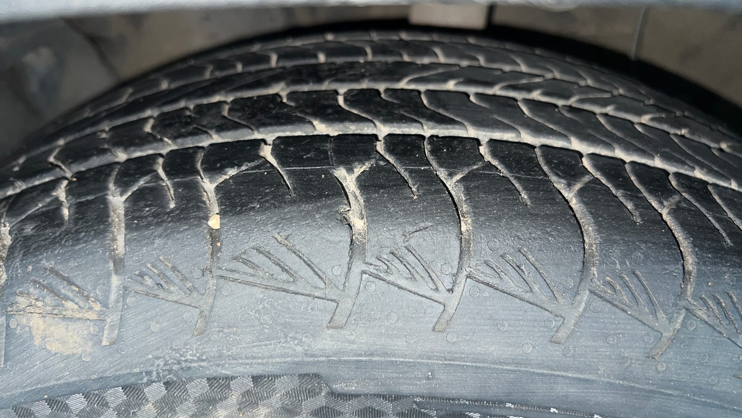 Used 2021 Hyundai Alcazar Signature (O) 6 STR 2.0 Petrol AT Petrol Automatic tyres LEFT FRONT TYRE TREAD VIEW