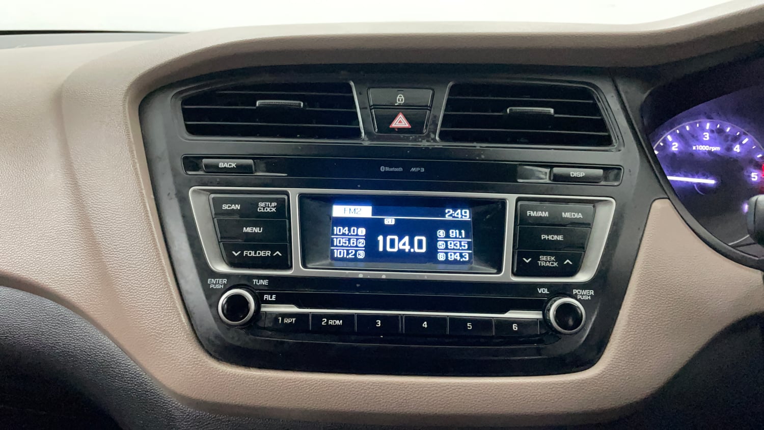 Used 2017 Hyundai Elite i20 Sportz 1.4 CRDI Diesel Manual top_features Integrated (in-dash) music system