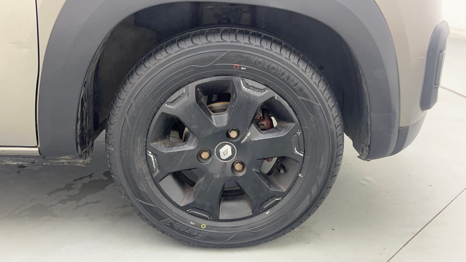 Used 2017 Renault Kwid CLIMBER 1.0 AMT Petrol Automatic tyres RIGHT FRONT TYRE RIM VIEW