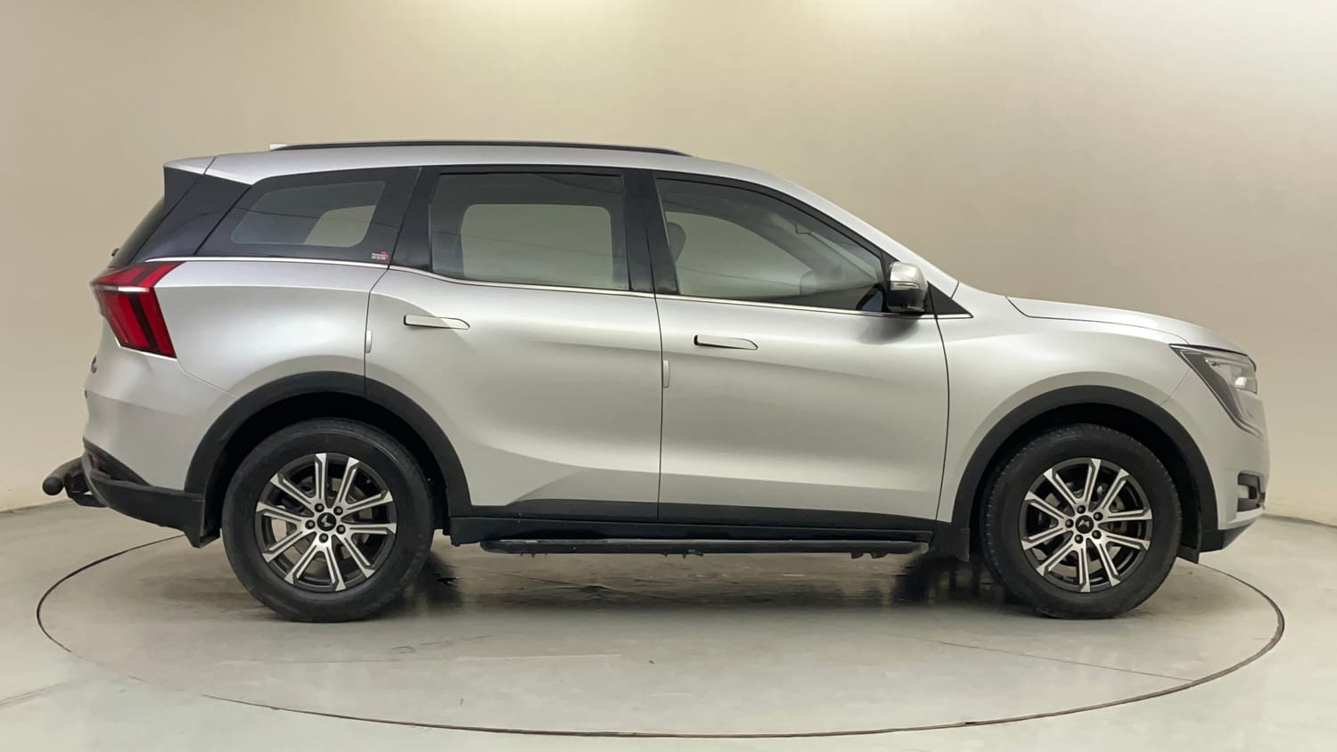 Used 2025 Mahindra XUV700 AX7 Luxury Pack Petrol AT 7 STR Petrol Automatic exterior RIGHT SIDE VIEW