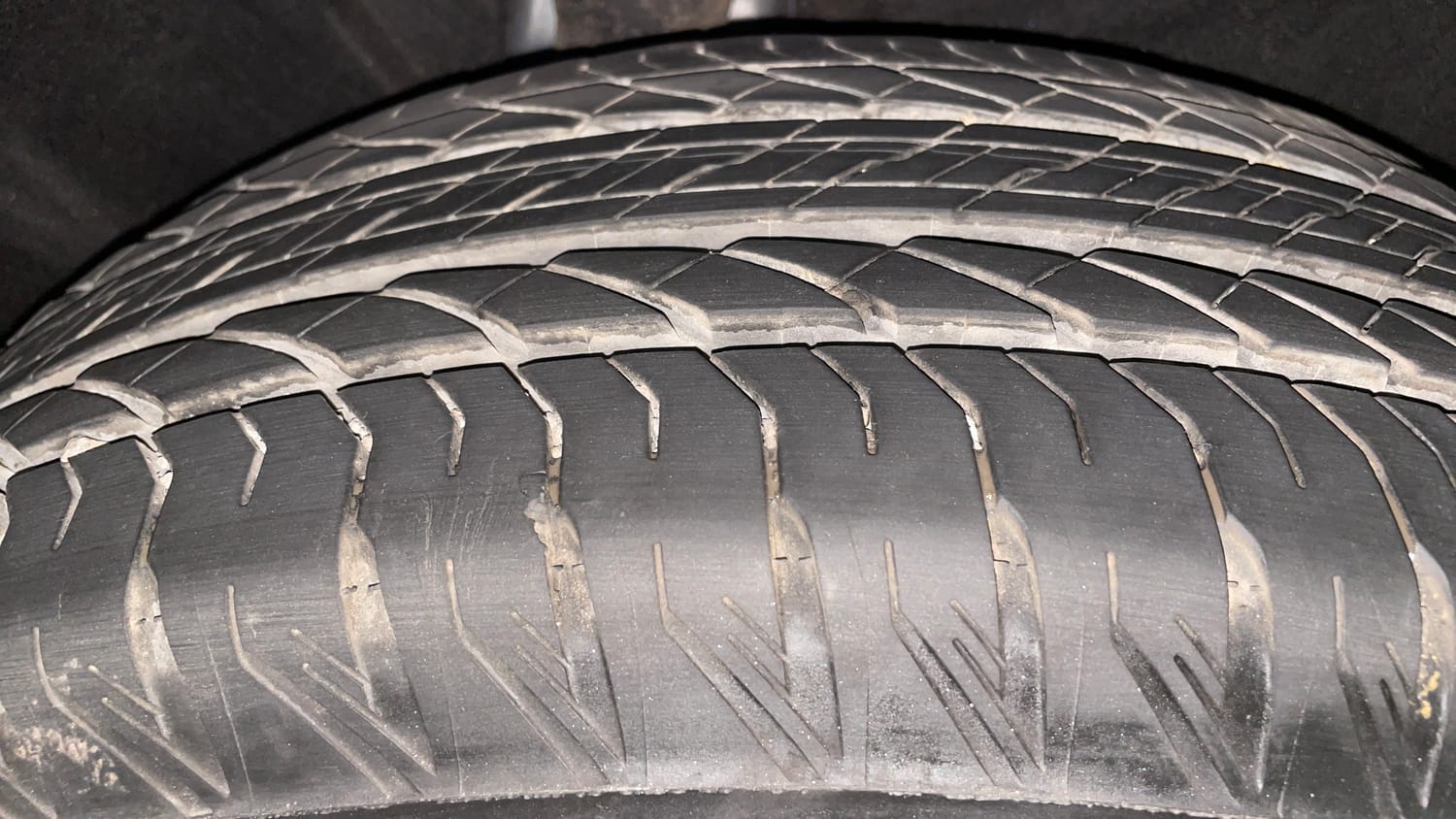 Used 2025 Mahindra XUV700 AX7 Luxury Pack Petrol AT 7 STR Petrol Automatic tyres RIGHT REAR TYRE TREAD VIEW