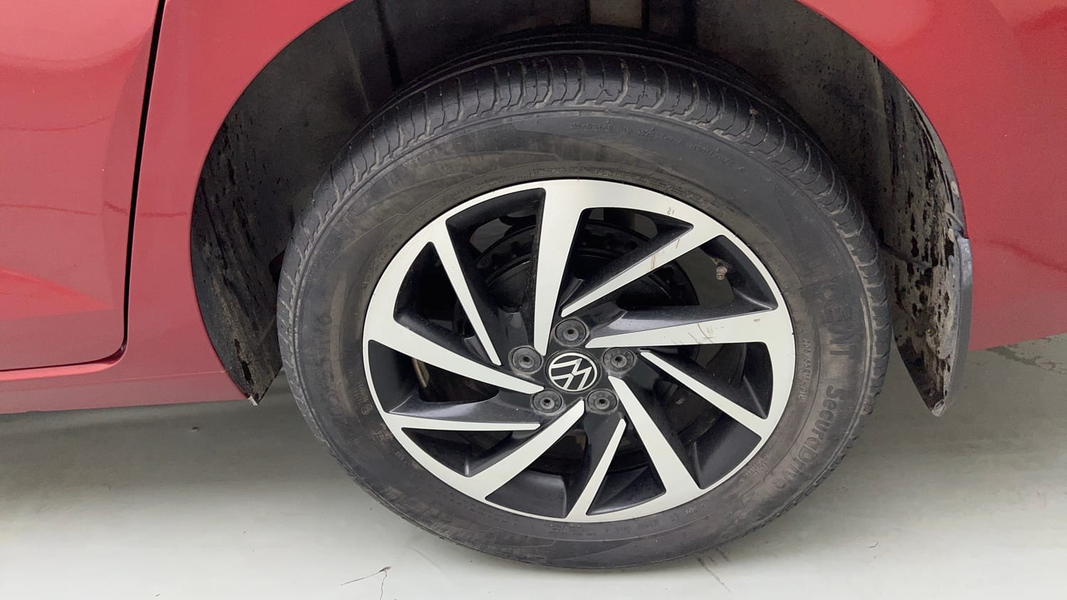 Used 2023 Volkswagen Virtus Topline 1.0 TSI MT Petrol Manual tyres LEFT REAR TYRE RIM VIEW