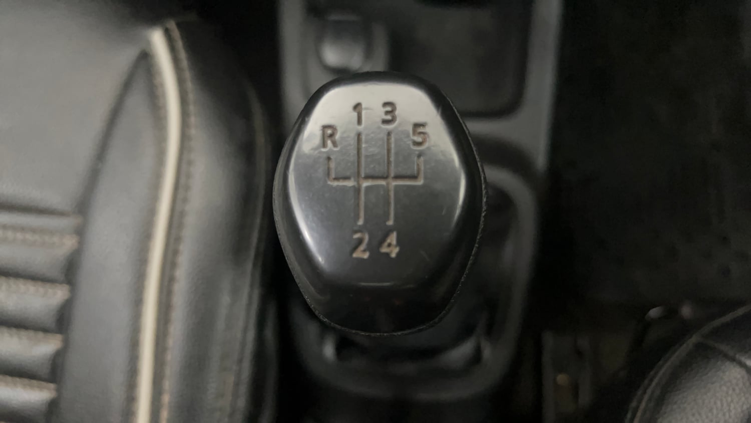 Used 2018 Renault Kwid 1.0 RXT Petrol Manual interior GEAR  KNOB VIEW