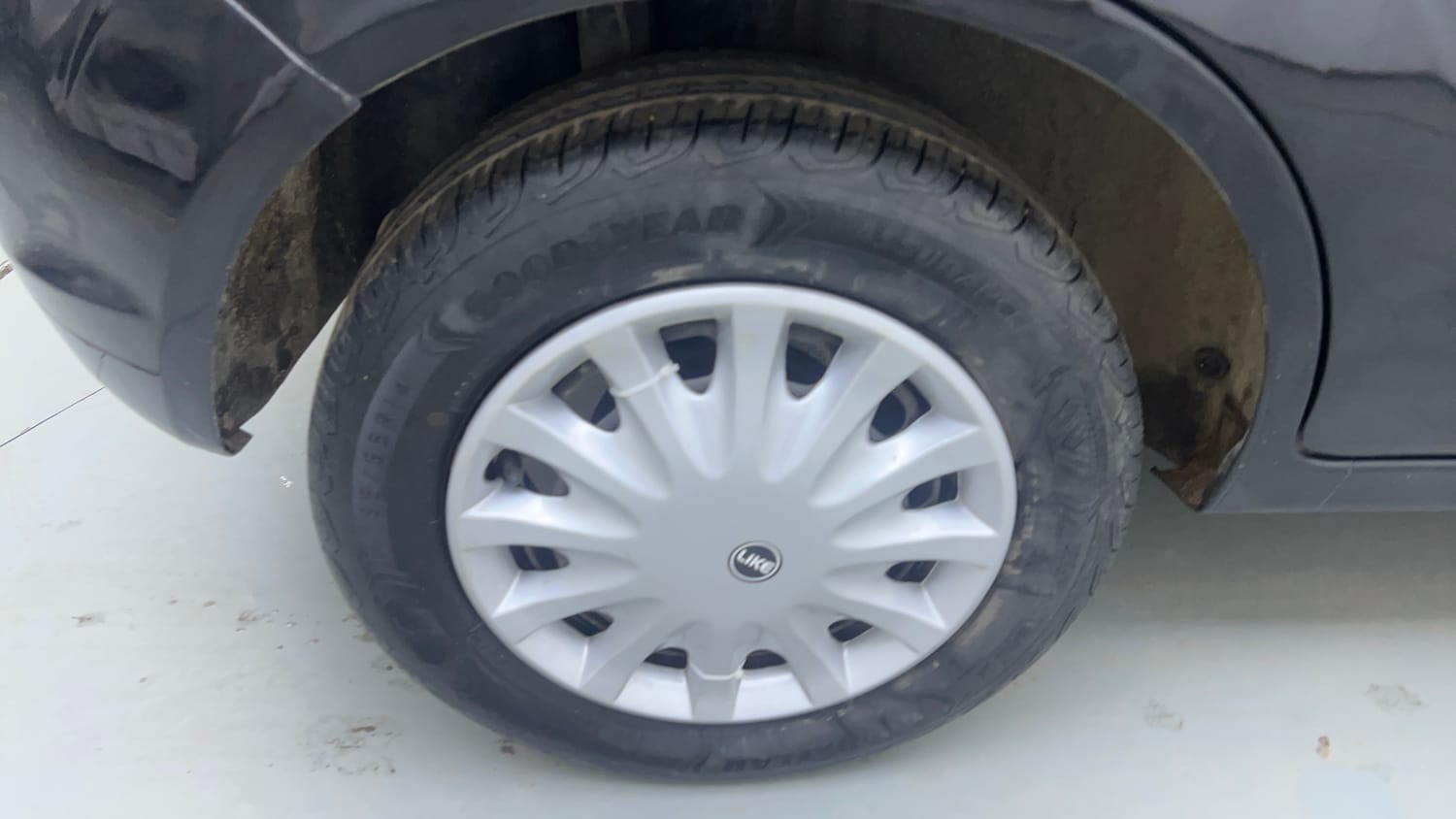 Used 2014 Ford Figo Duratorq Diesel ZXI 1.4 Diesel Manual tyres RIGHT REAR TYRE RIM VIEW