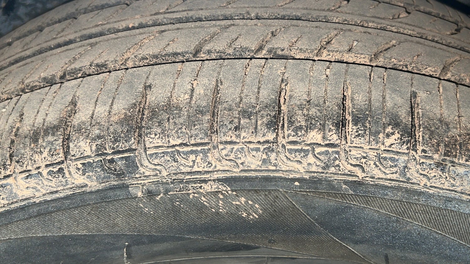 Used 2013 Maruti Suzuki Ertiga Vxi Petrol Manual tyres LEFT REAR TYRE TREAD VIEW