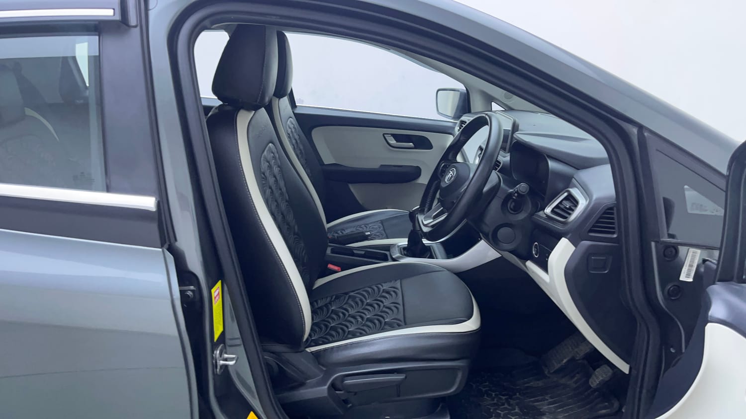 Used 2024 Tata Altroz XZ Plus (S) iCNG Cng Manual interior RIGHT SIDE FRONT DOOR CABIN VIEW