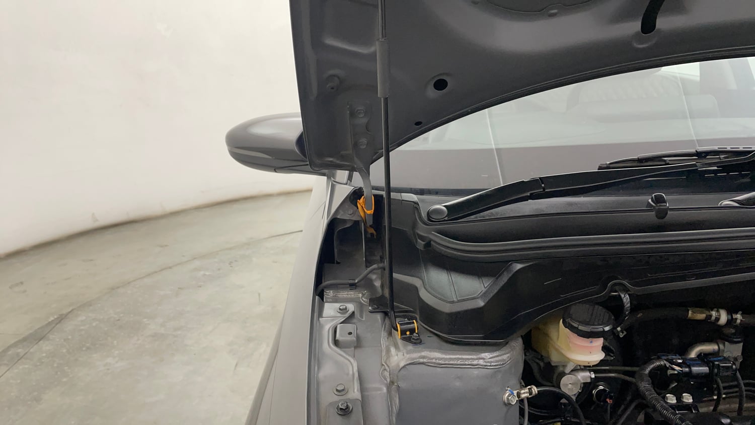 Used 2024 Hyundai i20 Sportz (O) 1.2 IVT Petrol Automatic engine ENGINE RIGHT SIDE HINGE & APRON VIEW