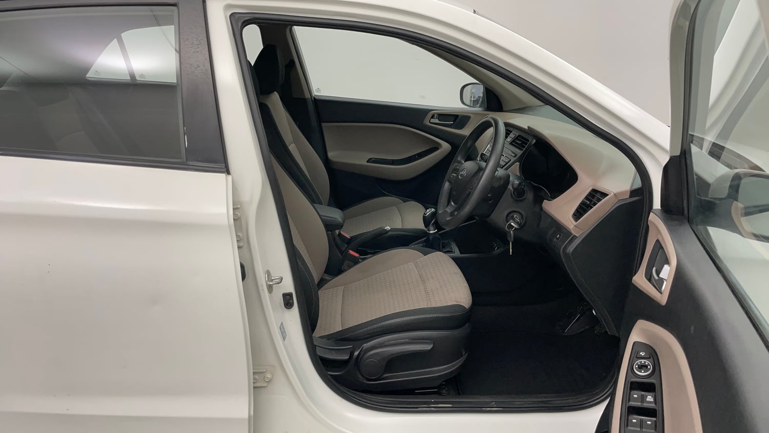 Used 2017 Hyundai Elite i20 Sportz 1.4 CRDI Diesel Manual interior RIGHT SIDE FRONT DOOR CABIN VIEW