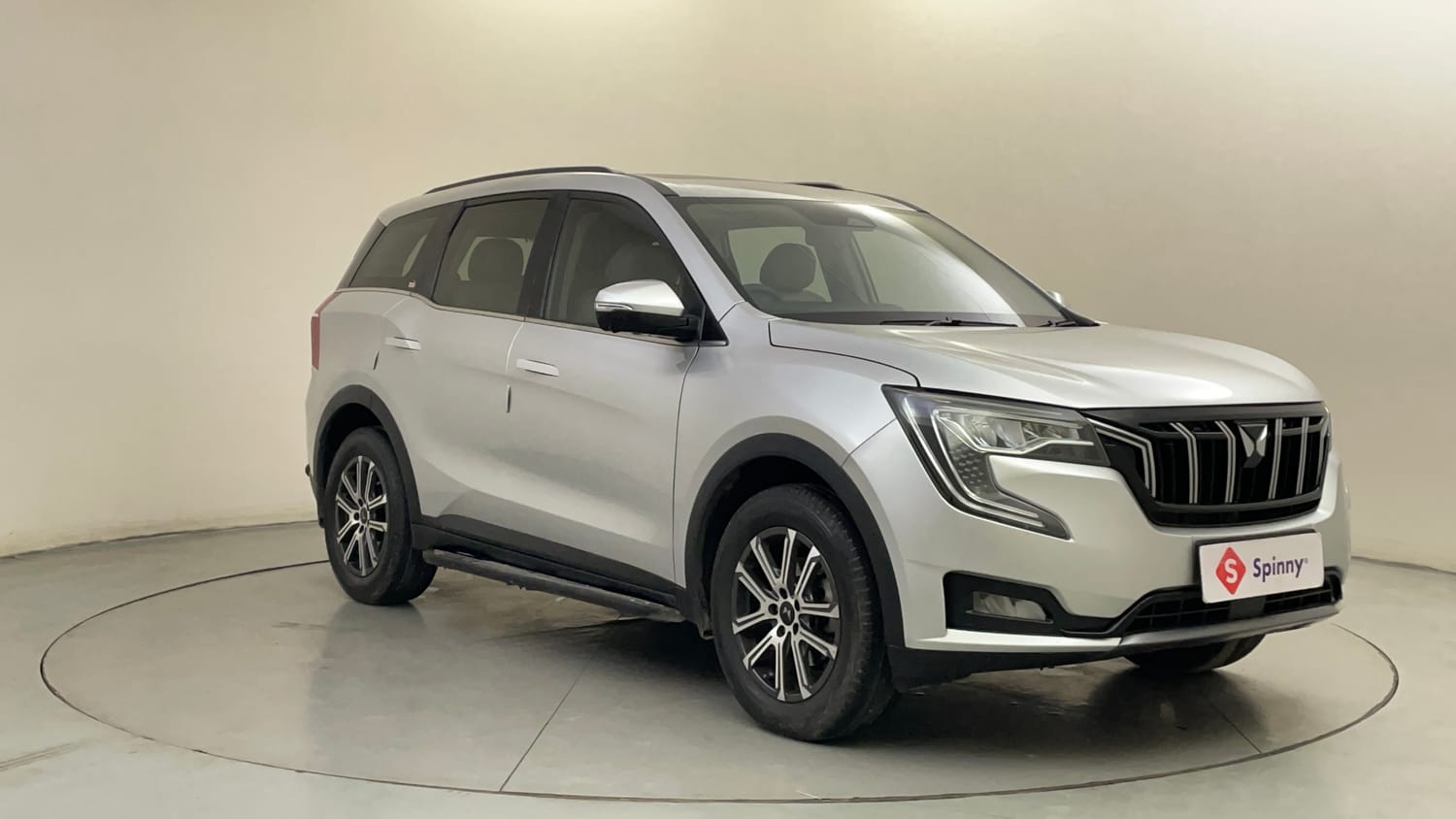 Used 2025 Mahindra XUV700 AX7 Luxury Pack Petrol AT 7 STR Petrol Automatic exterior RIGHT FRONT CORNER VIEW